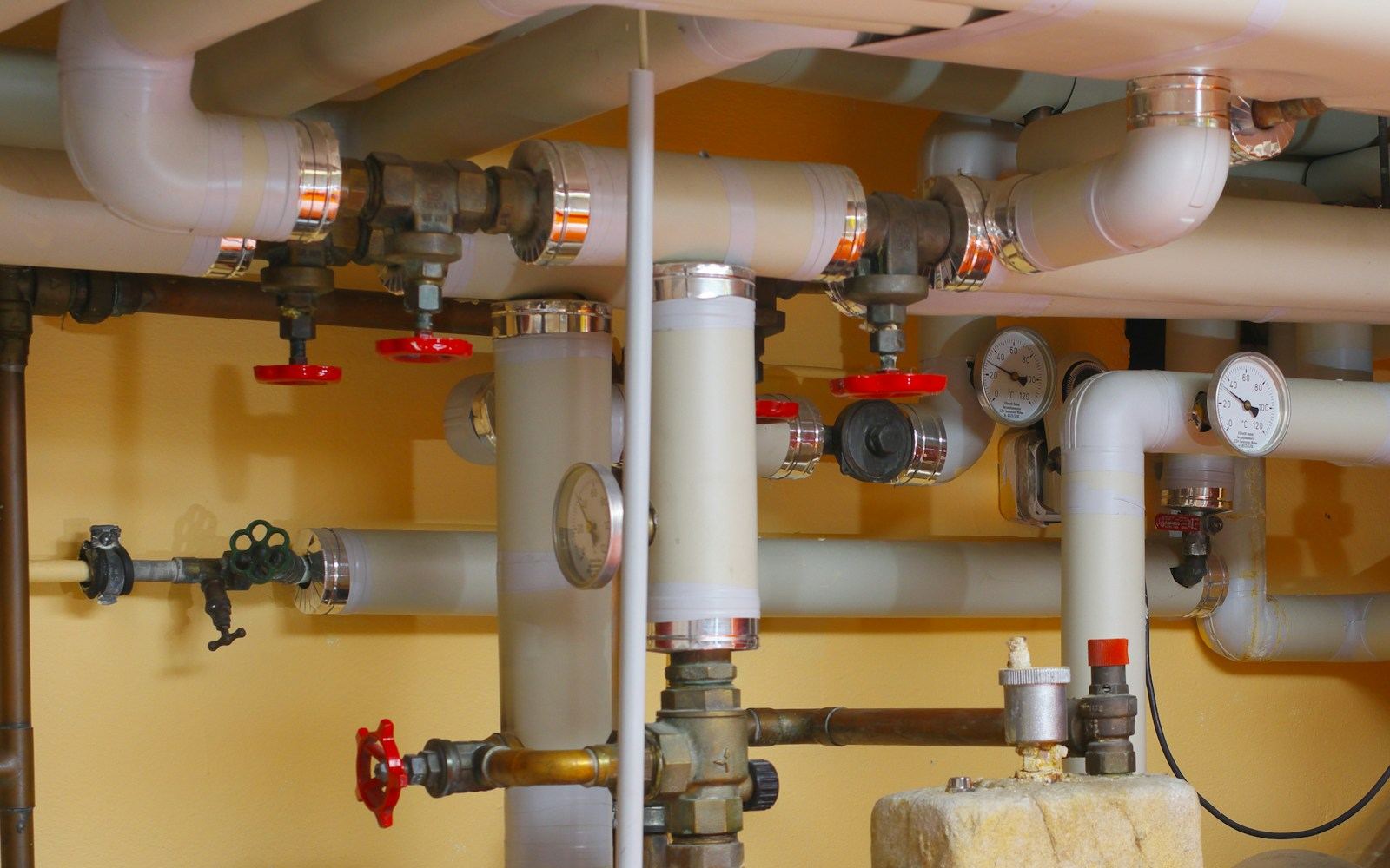 機械室の配管とバルブ